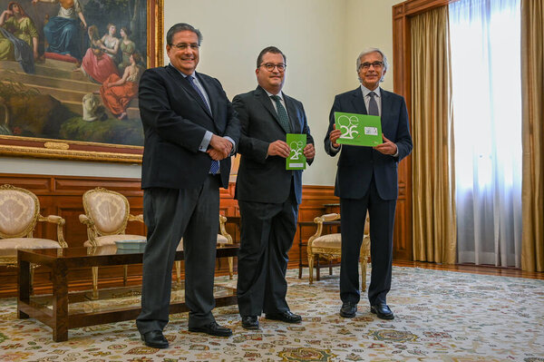 Лиссабон, Португалия. 9 октября 2025 года. Министр финансов Португалии Жоаким Миранда Сарменто и председатель парламента Хосе Педро Агиар Бранко во время представления предложения о государственном бюджете 2026 года на Ассамблее Республики в Лиссабоне.