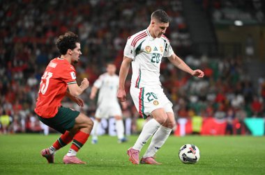 Lizbon, Portekiz. 14 Ekim 2025. Portekiz maçında Macaristan 'ın Roland Sallai, 2026 FIFA Dünya Kupası elemeleri için Lizbon' daki Estadio Jose Alvalade 'de Macaristan' a karşı mücadele etti. Kredi: 