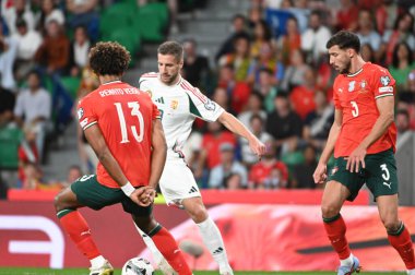 Lizbon, Portekiz. 14 Ekim 2025. Macaristan 'ın Andrs Schfer orta saha oyuncusu, Portekiz' de oynanan FIFA Dünya Kupası 2026 elemeleri için Macaristan 'a karşı Lizbon' daki Estadio Jose Alvalade 'de mücadele ediyor.. 