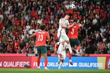 Lizbon, Portekiz. 14 Ekim 2025. Portekiz 'in defans oyuncusu Rben Dias, Portekiz' de oynanan FIFA Dünya Kupası 2026 elemelerinde Macaristan 'a karşı Roland Sallai karşısında Lizbon' daki Estadio Jose Alvalade 'de mücadele etti.. 