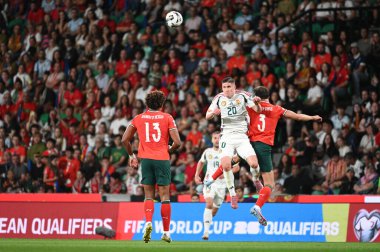 Lizbon, Portekiz. 14 Ekim 2025. Portekiz 'in defans oyuncusu Rben Dias, Portekiz' de oynanan FIFA Dünya Kupası 2026 elemelerinde Macaristan 'a karşı Roland Sallai karşısında Lizbon' daki Estadio Jose Alvalade 'de mücadele etti.. 