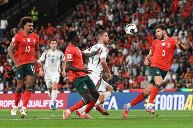 Lizbon, Portekiz. 14 Ekim 2025. Bendegz Bolla, Lizbon 'daki Estadio Jose Alvalade' de oynanan FIFA Dünya Kupası 2026 elemelerinde Macaristan 'a karşı Portekiz maçında Macaristan' ı savundu.. 