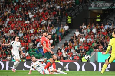 Lizbon, Portekiz. 14 Ekim 2025. Macaristan 'dan Barnabs Varga, Portekiz maçında Macaristan' a karşı Lizbon 'daki Estadio Jose Alvalade' de oynanan FIFA Dünya Kupası 2026 elemelerinde top atıyor.. 