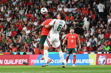 Lizbon, Portekiz. 14 Ekim 2025. Portekiz 'in Nuno Mendes defansı, Portekiz' deki Estadio Jose Alvalade 'de oynanan FIFA Dünya Kupası 2026 elemelerinde Macaristan' a karşı Portekiz 'in Willi Orbn defansına liderlik ediyor.. 