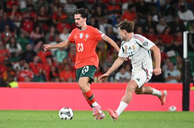 Lizbon, Portekiz. 14 Ekim 2025. Portekiz 'in Vitinha orta saha oyuncusu, Portekiz' de oynanan FIFA Dünya Kupası 2026 elemeleri için Macaristan 'a karşı Lizbon' daki Estadio Jose Alvalade 'de mücadele ediyor.. 