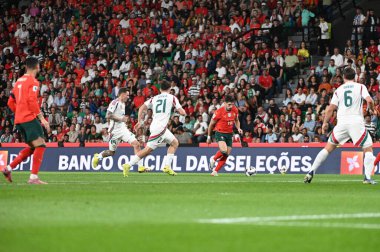 Lizbon, Portekiz. 14 Ekim 2025. Portekiz 'in Bernardo Silva orta saha oyuncusu Portekiz' de oynanan FIFA Dünya Kupası 2026 elemeleri için Macaristan 'a karşı Lizbon' daki Estadio Jose Alvalade 'de mücadele ediyor.. 