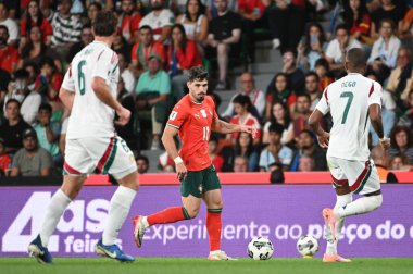 Lizbon, Portekiz. 14 Ekim 2025. Portekiz 'in Pedro Neto forveti, Portekiz' de oynanan FIFA Dünya Kupası 2026 elemeleri için Macaristan 'a karşı Lizbon' daki Estadio Jose Alvalade 'de mücadele ediyor..