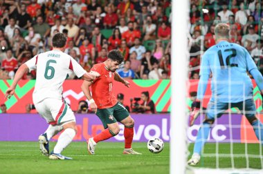 Lizbon, Portekiz. 14 Ekim 2025. Portekiz 'de Portekiz' den Pedro Neto, 2026 FIFA Dünya Kupası elemelerinde Macaristan 'a karşı Lizbon' daki Estadio Jose Alvalade 'de top atıyor.. 