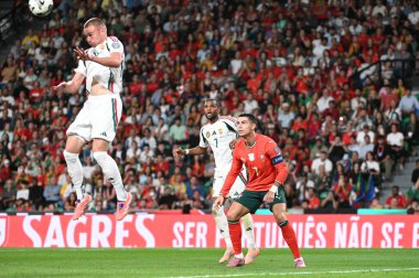 Lizbon, Portekiz. 14 Ekim 2025. Portekiz 'den Cristiano Ronaldo, Lizbon' daki Estadio Jose Alvalade 'de oynanan FIFA Dünya Kupası 2026 ön elemelerinde rakibi Portekiz' e karşı Macaristan 'ın topunu kesmesini izliyor..