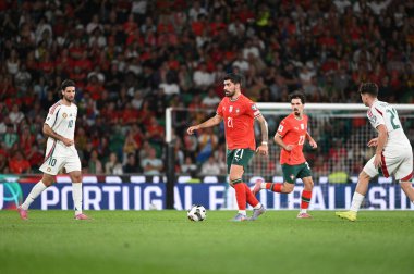 Lizbon, Portekiz. 14 Ekim 2025. Portekiz 'in Rben Neves orta saha oyuncusu, Portekiz' de oynanan FIFA Dünya Kupası 2026 elemeleri için Macaristan 'a karşı Lizbon' daki Estadio Jose Alvalade 'de mücadele ediyor.. 
