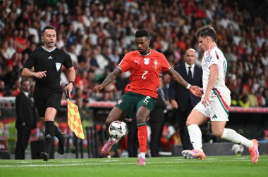 Lizbon, Portekiz. 14 Ekim 2025. Portekiz 'in Portekiz savunucusu Nlson Semedo, 2026 FIFA Dünya Kupası elemeleri için Lizbon' daki Estadio Jose Alvalade 'de Macaristan' a karşı mücadele ediyor.. 