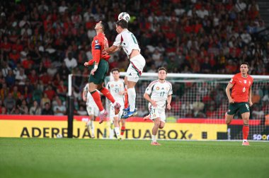 Lizbon, Portekiz. 14 Ekim 2025. Portekizli Cristiano Ronaldo Portekizli Willi Orbn 'a karşı Portekiz' de Macaristan 'a karşı FIFA Dünya Kupası 2026 elemelerinde Lizbon' daki Estadio Jose Alvalade 'de mücadele edecek.. 