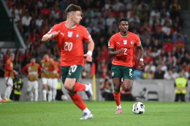 Lizbon, Portekiz. 14 Ekim 2025. Portekiz 'in Portekiz savunucusu Nlson Semedo, 2026 FIFA Dünya Kupası elemeleri için Lizbon' daki Estadio Jose Alvalade 'de Macaristan' a karşı mücadele ediyor..