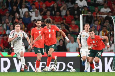 Lizbon, Portekiz. 14 Ekim 2025. Portekiz 'den Joao Felix, Portekiz' de oynanan FIFA Dünya Kupası 2026 elemeleri için Macaristan 'a karşı Lizbon' daki Estadio Jose Alvalade 'de mücadele ediyor.. 