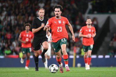 Lizbon, Portekiz. 14 Ekim 2025. Portekiz 'in Vitinha orta saha oyuncusu, Portekiz' de oynanan FIFA Dünya Kupası 2026 elemeleri için Macaristan 'a karşı Lizbon' daki Estadio Jose Alvalade 'de mücadele ediyor.. 