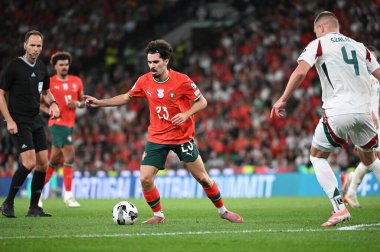 Lizbon, Portekiz. 14 Ekim 2025. Portekiz 'in Vitinha orta saha oyuncusu, Portekiz' de oynanan FIFA Dünya Kupası 2026 elemeleri için Macaristan 'a karşı Lizbon' daki Estadio Jose Alvalade 'de mücadele ediyor.. 