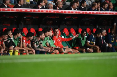 Lizbon, Portekiz. 14 Ekim 2025. Portekiz 'de oynanan FIFA Dünya Kupası 2026 elemelerinde Macaristan' a karşı oynanan maçın ardından Portekiz 'den Cristiano Ronaldo yedek kulübesinde oturuyor.. 