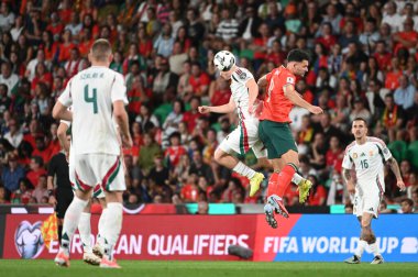 Lizbon, Portekiz. 14 Ekim 2025. Portekiz 'in Gonalo Ramos, Portekiz' de oynanan FIFA Dünya Kupası 2026 elemelerinde Macaristan 'a karşı top sürerken Lizbon' daki Estadio Jose Alvalade 'de forma giydi.. 