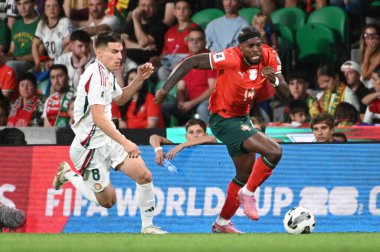 Lizbon, Portekiz. 14 Ekim 2025. Portekiz 'in Portekiz' deki savunucusu Nuno Tavares, 2026 FIFA Dünya Kupası elemeleri için Lizbon 'daki Estadio Jose Alvalade' de Macaristan 'a karşı mücadele ediyor.. 