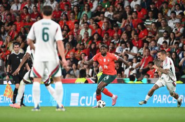 Lizbon, Portekiz. 14 Ekim 2025. Portekiz 'in Portekiz' deki savunucusu Nuno Tavares, 2026 FIFA Dünya Kupası elemeleri için Lizbon 'daki Estadio Jose Alvalade' de Macaristan 'a karşı mücadele ediyor.. 