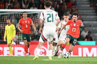 Lizbon, Portekiz. 14 Ekim 2025. Portekiz 'in Vitinha orta saha oyuncusu, Portekiz' de oynanan FIFA Dünya Kupası 2026 elemeleri için Macaristan 'a karşı Lizbon' daki Estadio Jose Alvalade 'de mücadele ediyor.. 