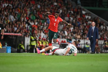 Lizbon, Portekiz. 14 Ekim 2025. Portekiz 'in Portekiz savunucusu Nlson Semedo, Portekiz' deki Estadio Jose Alvalade 'de oynanan FIFA Dünya Kupası 2026 elemelerinde Macaristan' a karşı Macaristan 'ın Mrton Drdai defansına karşı mücadele etti.. 