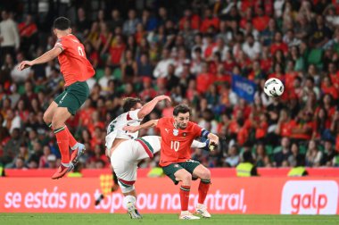 Lizbon, Portekiz. 14 Ekim 2025. Portekiz 'in Bernardo Silva orta saha oyuncusu Portekiz' de oynanan FIFA Dünya Kupası 2026 elemeleri için Macaristan 'a karşı Lizbon' daki Estadio Jose Alvalade 'de mücadele ediyor.. 