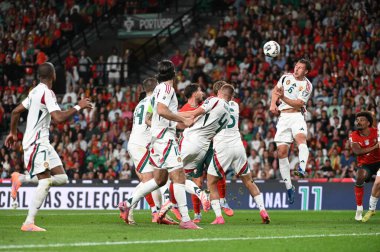 Lizbon, Portekiz. 14 Ekim 2025. Macaristan 'ın Willi Orbn defansı, Portekiz maçında Macaristan' a karşı Lizbon 'daki Estadio Jose Alvalade' de oynanan FIFA Dünya Kupası 2026 ön elemelerinde top başında yer alıyor.. 