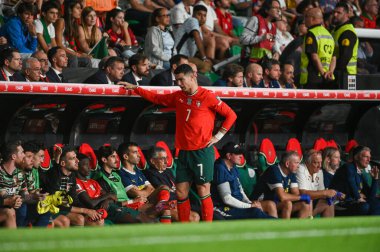 Lizbon, Portekiz. 14 Ekim 2025. Portekiz 'de oynanan FIFA Dünya Kupası 2026 elemelerinde Macaristan' a karşı oynanan maçın ardından Portekiz 'den Cristiano Ronaldo yedek kulübesinde oturuyor.. 