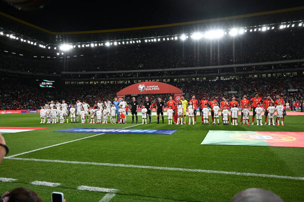 Лиссабон, Португалия. 14 октября 2025 года. Игроки Португалии и Венгрии выстроились в очередь перед матчем с Венгрией на отборочный чемпионат мира 2026 года на стадионе Хосе Алваладе в Лиссабоне. 