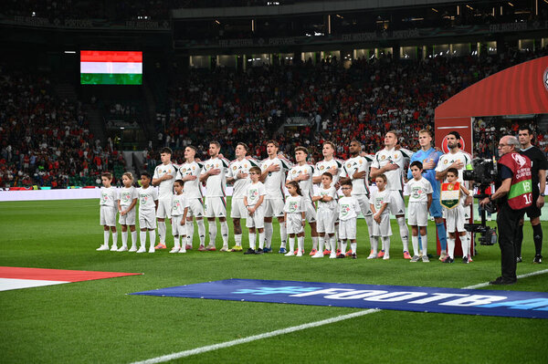 Лиссабон, Португалия. 14 октября 2025 года. Игроки сборной Венгрии выстроились перед матчем Португалии против Венгрии на отборочном турнире чемпионата мира 2026 года на стадионе Хосе Алваладе в Лиссабоне. 