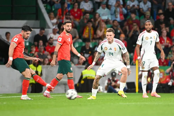 Lizbon, Portekiz. 14 Ekim 2025. Portekiz 'in Rben Dias savunucusu, Portekiz' de oynanan FIFA Dünya Kupası 2026 elemeleri için Macaristan 'a karşı Lizbon' daki Estadio Jose Alvalade 'de mücadele ediyor.. 