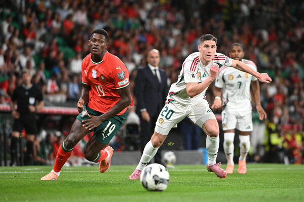 Лиссабон, Португалия. 14 октября 2025 года. Нуно Мендес защитник Португалии во время матча против Венгрии на отборочном турнире чемпионата мира 2026 года на стадионе Хосе Альваладе в Лиссабоне. 