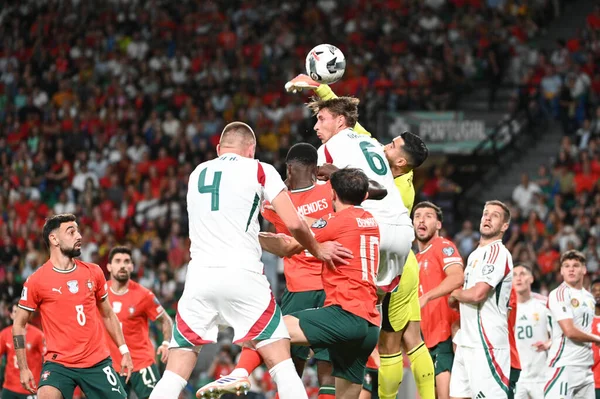 Lizbon, Portekiz. 14 Ekim 2025. Macaristan 'ın Patrik Demjn kalecisi, Portekiz maçında Macaristan' a karşı Lizbon 'daki Estadio Jose Alvalade' de oynanan FIFA Dünya Kupası 2026 elemelerinde topu kurtardı.. 