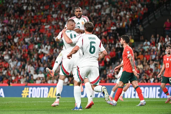 Lizbon, Portekiz. 14 Ekim 2025. Macaristan 'ın oyuncuları bu golü Portekiz' de oynanan FIFA Dünya Kupası 2026 elemelerinde Macaristan 'a karşı Lizbon' daki Estadio Jose Alvalade 'de kutladılar.. 