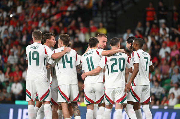 Лиссабон, Португалия. 14 октября 2025 года. Игроки Венгрии празднуют гол в матче против Венгрии на отборочном турнире чемпионата мира 2026 года на стадионе Хосе Алваладе в Лиссабоне. 