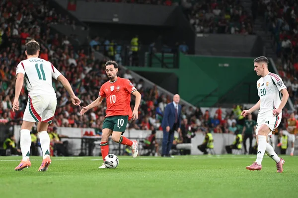 Lizbon, Portekiz. 14 Ekim 2025. Portekiz 'in Bernardo Silva orta saha oyuncusu Portekiz' de oynanan FIFA Dünya Kupası 2026 elemeleri için Macaristan 'a karşı Lizbon' daki Estadio Jose Alvalade 'de mücadele ediyor.. 
