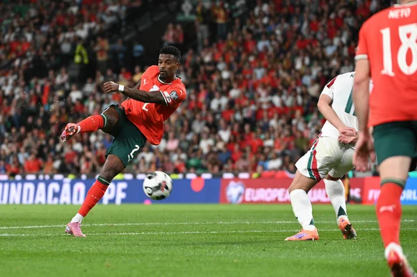 Lizbon, Portekiz. 14 Ekim 2025. Portekiz 'in Portekiz savunucusu Nlson Semedo, 2026 FIFA Dünya Kupası elemeleri için Lizbon' daki Estadio Jose Alvalade 'de Macaristan' a karşı mücadele ediyor.. 