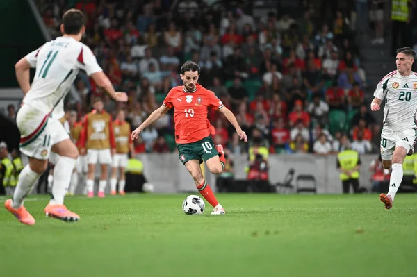 Lizbon, Portekiz. 14 Ekim 2025. Portekiz 'in Bernardo Silva orta saha oyuncusu Portekiz' de oynanan FIFA Dünya Kupası 2026 elemeleri için Macaristan 'a karşı Lizbon' daki Estadio Jose Alvalade 'de mücadele ediyor.. 