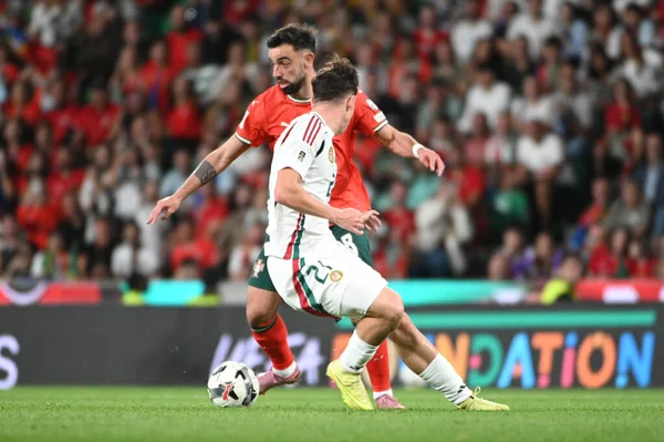 Lizbon, Portekiz. 14 Ekim 2025. Portekizli Bruno Fernandes Portekizli orta saha oyuncusu Portekizli Alex Tth 'e karşı Portekiz' de oynanan FIFA Dünya Kupası 2026 elemelerinde Macaristan 'a karşı Lizbon' daki Estadio Jose Alvalade 'de mücadele etti.. 