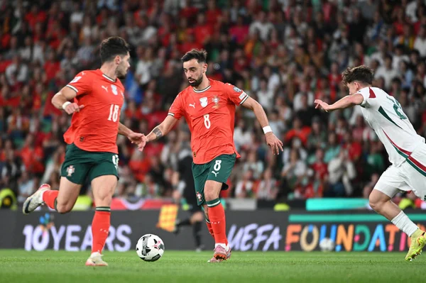 Lizbon, Portekiz. 14 Ekim 2025. Portekizli Bruno Fernandes, Portekiz 'de oynanan FIFA Dünya Kupası 2026 elemeleri için Macaristan' a karşı Lizbon 'daki Estadio Jose Alvalade' de mücadele ediyor.. 