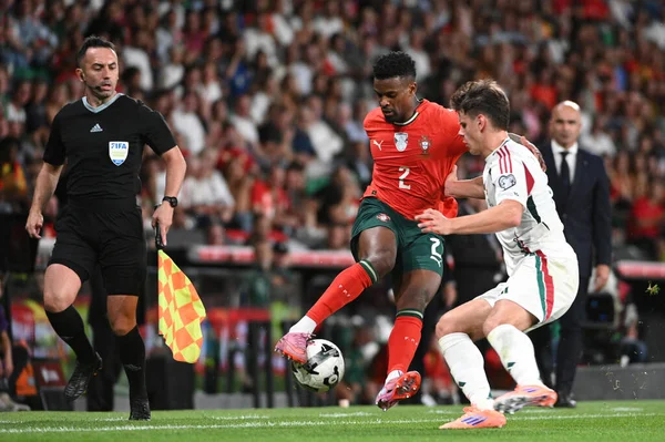 Lizbon, Portekiz. 14 Ekim 2025. Portekiz 'in Portekiz savunucusu Nlson Semedo, 2026 FIFA Dünya Kupası elemeleri için Lizbon' daki Estadio Jose Alvalade 'de Macaristan' a karşı mücadele ediyor.. 