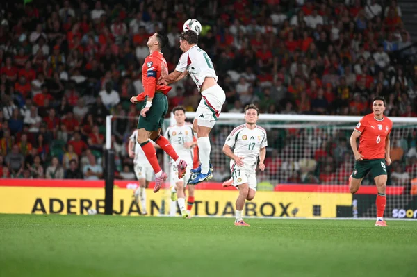 Lizbon, Portekiz. 14 Ekim 2025. Portekizli Cristiano Ronaldo Portekizli Willi Orbn 'a karşı Portekiz' de Macaristan 'a karşı FIFA Dünya Kupası 2026 elemelerinde Lizbon' daki Estadio Jose Alvalade 'de mücadele edecek.. 