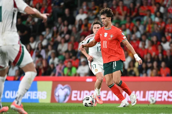 Lizbon, Portekiz. 14 Ekim 2025. Portekiz 'den Joao Felix, Portekiz' de oynanan FIFA Dünya Kupası 2026 elemeleri için Macaristan 'a karşı Lizbon' daki Estadio Jose Alvalade 'de mücadele ediyor.. 
