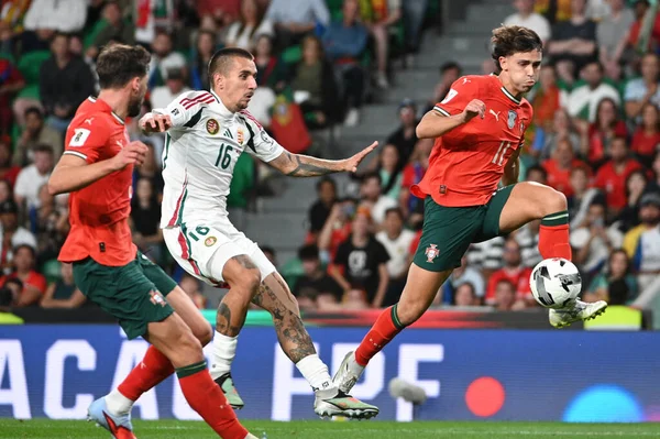 Lizbon, Portekiz. 14 Ekim 2025. Portekiz 'den Joao Felix, Portekiz maçında Macaristan' a karşı Lizbon 'daki Estadio Jose Alvalade' de oynanan FIFA Dünya Kupası 2026 elemelerinde topu kontrol ediyor.. 