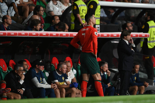 Лиссабон, Португалия. 14 октября 2025 года. Криштиану Роналду из Португалии на скамейке запасных после замены во время матча Португалии против Венгрии на отборочный чемпионат мира 2026 года на стадионе Хосе Альваладе в Лиссабоне. 