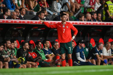 Lizbon, Portekiz. 14 Ekim 2025. Portekiz 'de oynanan FIFA Dünya Kupası 2026 elemelerinde Macaristan' a karşı oynanan maçın ardından Portekiz 'den Cristiano Ronaldo yedek kulübesinde oturuyor.. 
