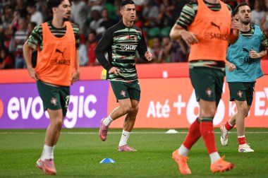 Lizbon, Portekiz. 11 Ekim 2025. Portekiz 'den Cristiano Ronaldo, Portekiz' den önce Lizbon 'daki Estadio Jose Alvalade' de oynanan FIFA Dünya Kupası 2026 elemeleri için İrlanda 'ya karşı ısınıyor.. 