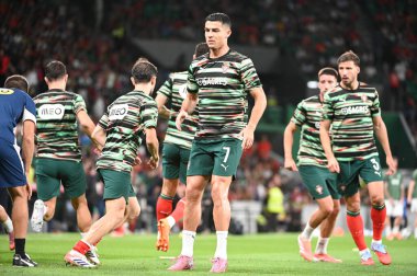 Lizbon, Portekiz. 11 Ekim 2025. Portekiz 'den Cristiano Ronaldo, Portekiz' den önce Lizbon 'daki Estadio Jose Alvalade' de oynanan FIFA Dünya Kupası 2026 elemeleri için İrlanda 'ya karşı ısınıyor.. 