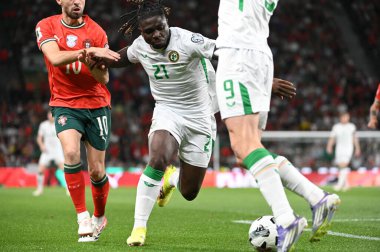 Lizbon, Portekiz. 11 Ekim 2025. Festy Ebosele, Portekiz 'de oynanan FIFA Dünya Kupası 2026 elemeleri için İrlanda maçında Lizbon' daki Estadio Jose Alvalade 'de mücadele etti.. 